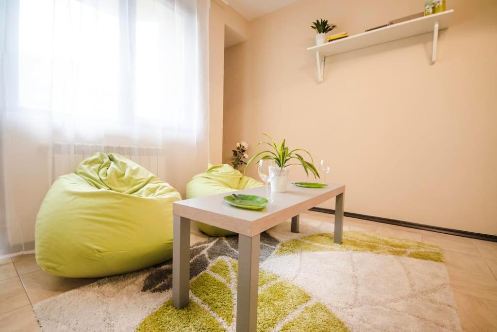 19 Cozy Central Apartment with Balcony