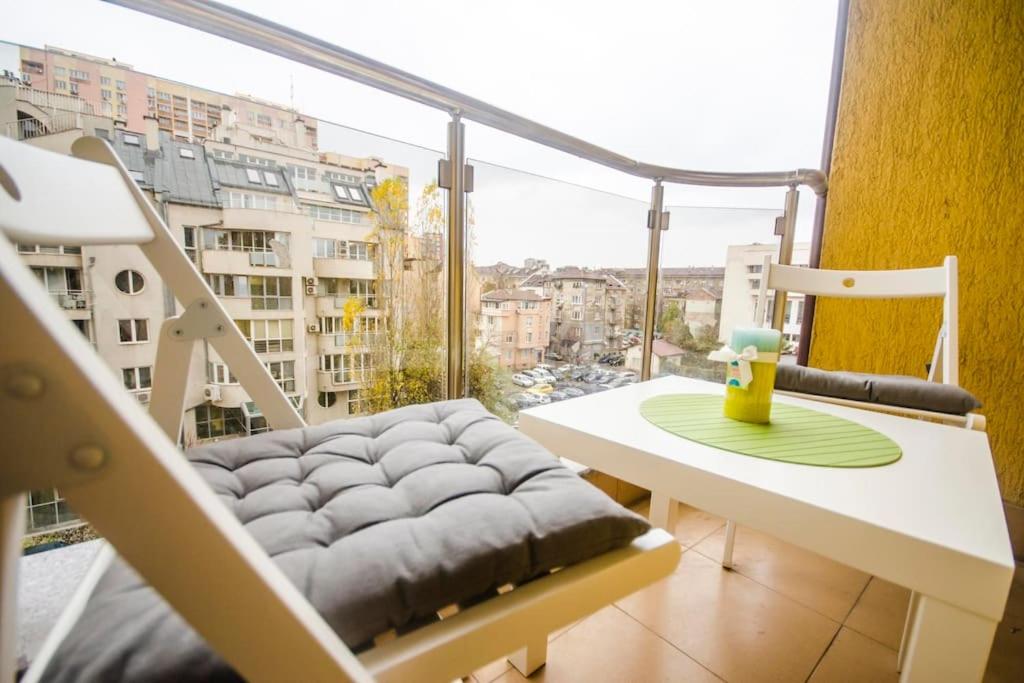 19 Cozy Central Apartment with Balcony