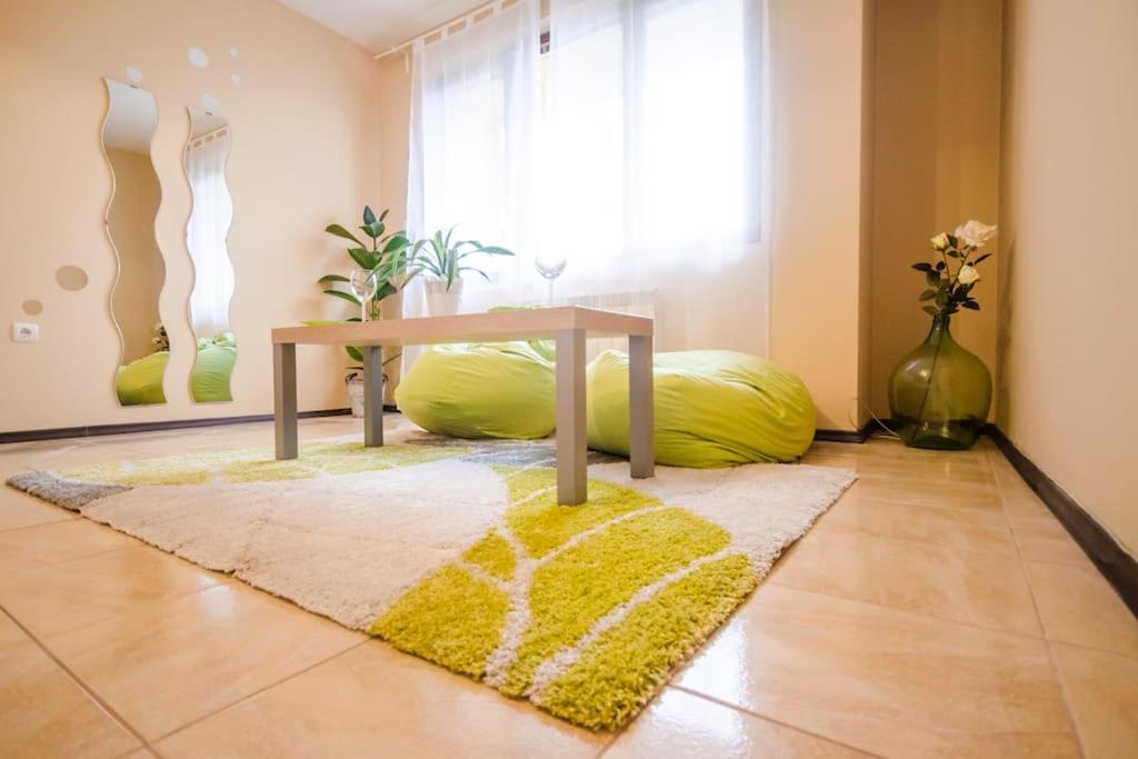 19 Cozy Central Apartment with Balcony