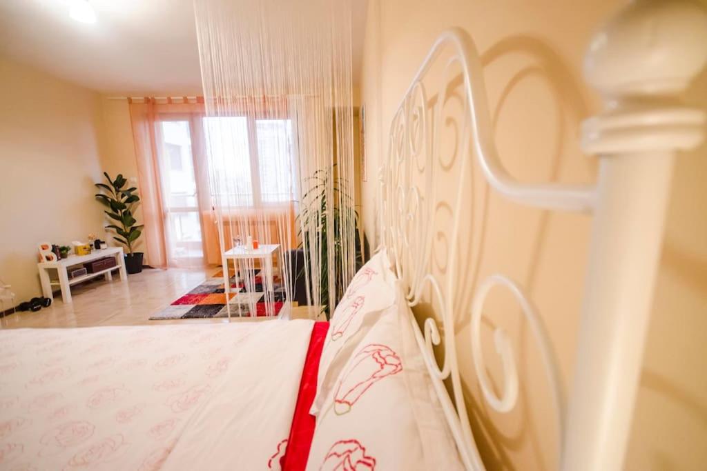 23 Central 1 Bedroom Apartment with Balcony