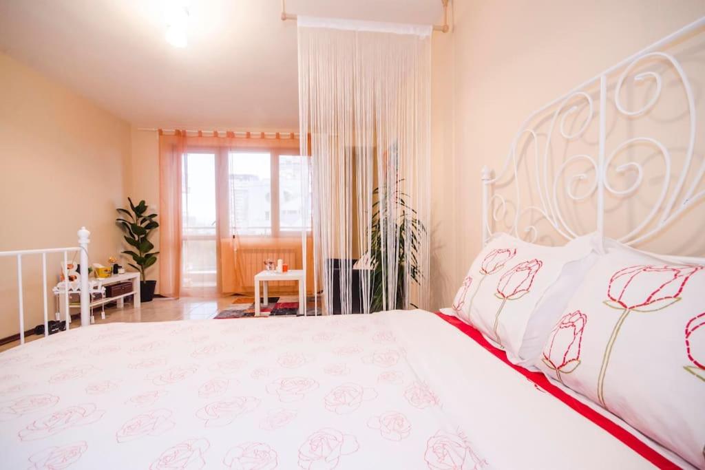 23 Central 1 Bedroom Apartment with Balcony