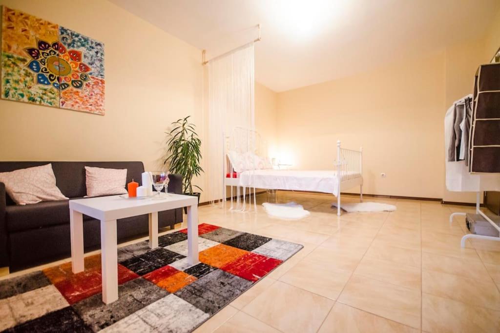 23 Central 1 Bedroom Apartment with Balcony