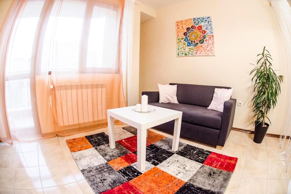 23 Central 1 Bedroom Apartment with Balcony