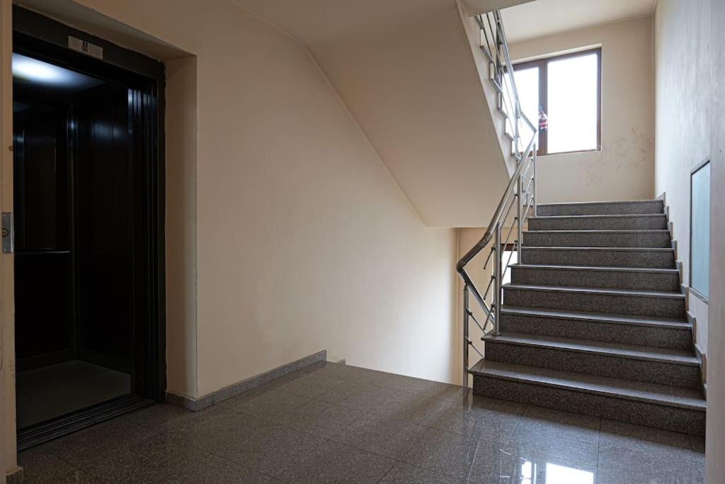 23 Central 1 Bedroom Apartment with Balcony