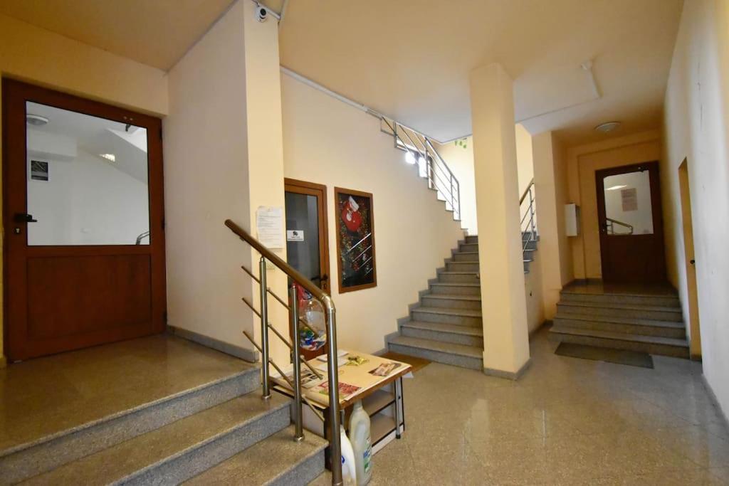 23 Central 1 Bedroom Apartment with Balcony