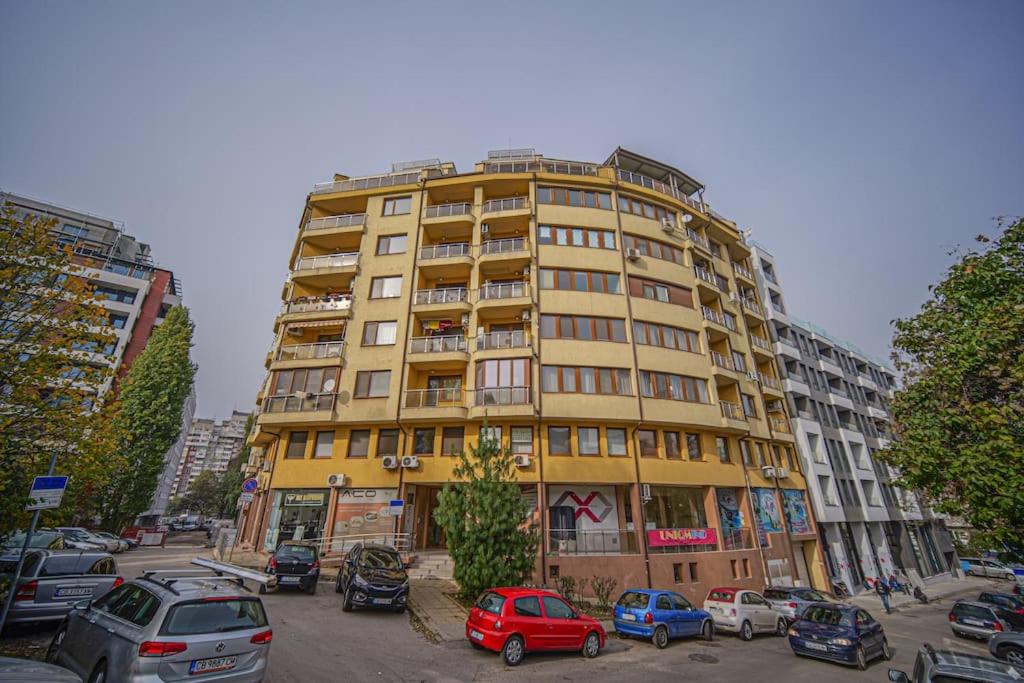 23 Central 1 Bedroom Apartment with Balcony
