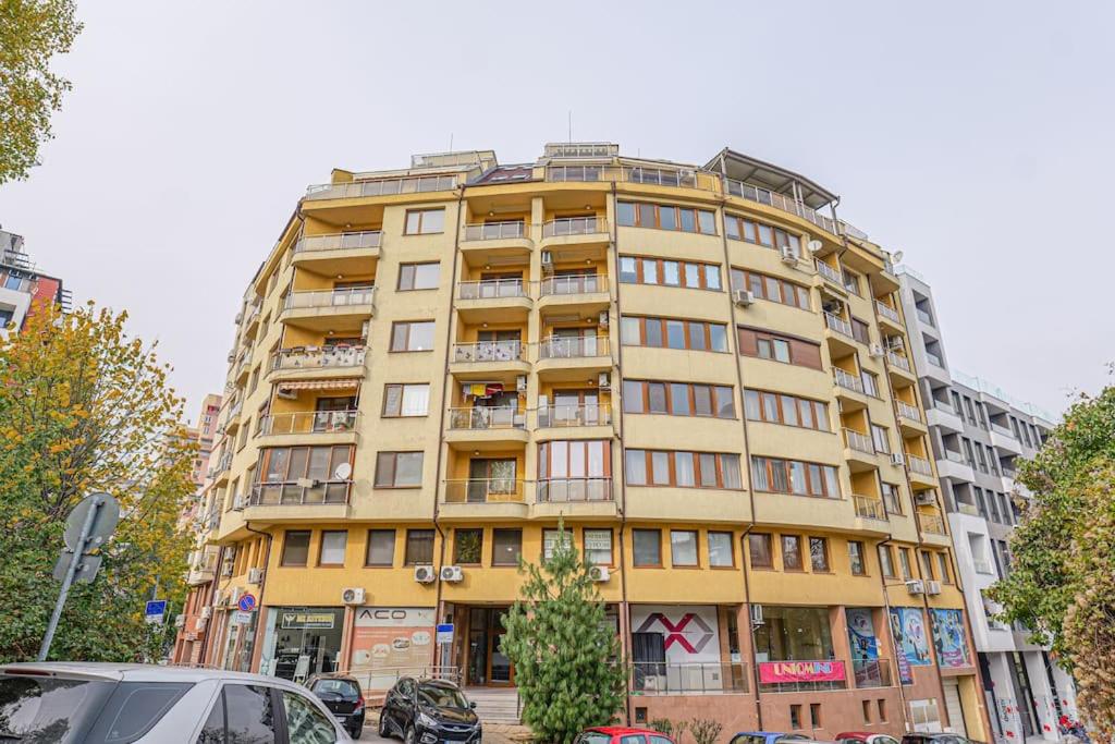 23 Central 1 Bedroom Apartment with Balcony
