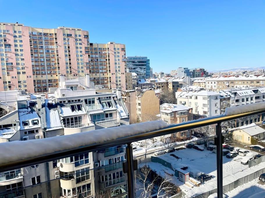 35 Cozy Central 1 Bedroom Apartment with Balcony