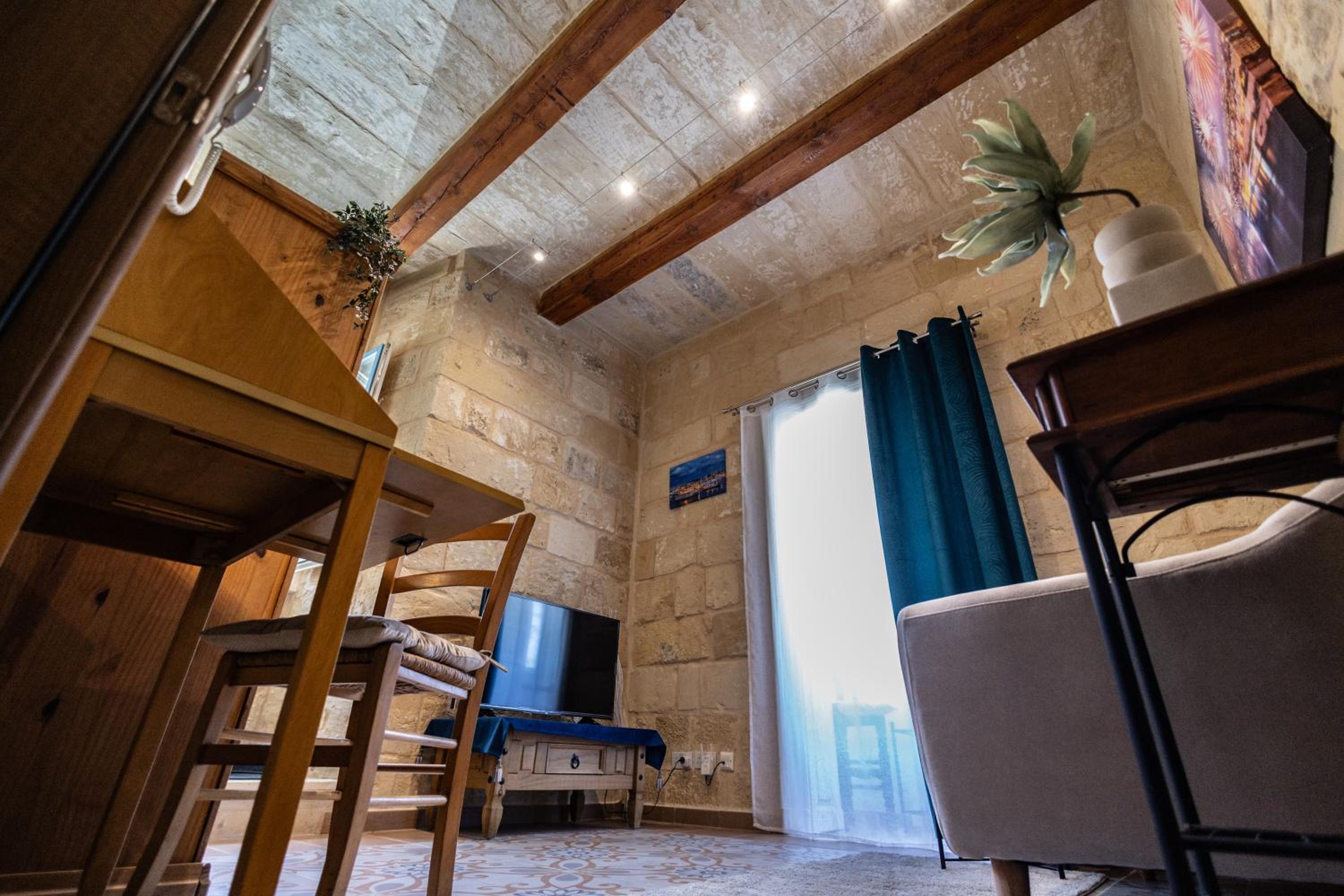 Mediterranea Waterfront house - By Valletta Ferry & Free Parking photo 2