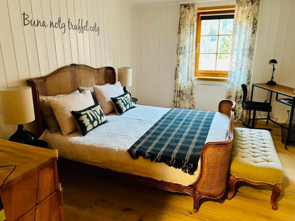 Casa Pasch - Boutique Bed and Breakfast in Cumpadials