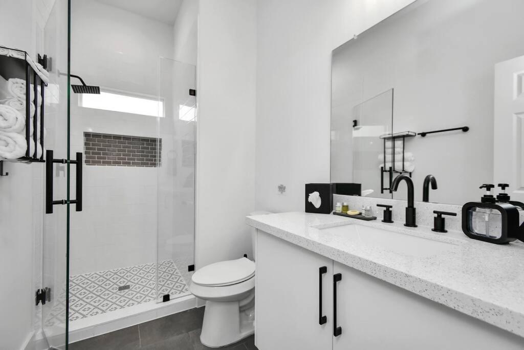 NEW! Luxury Escape: 3BR Oasis view 4