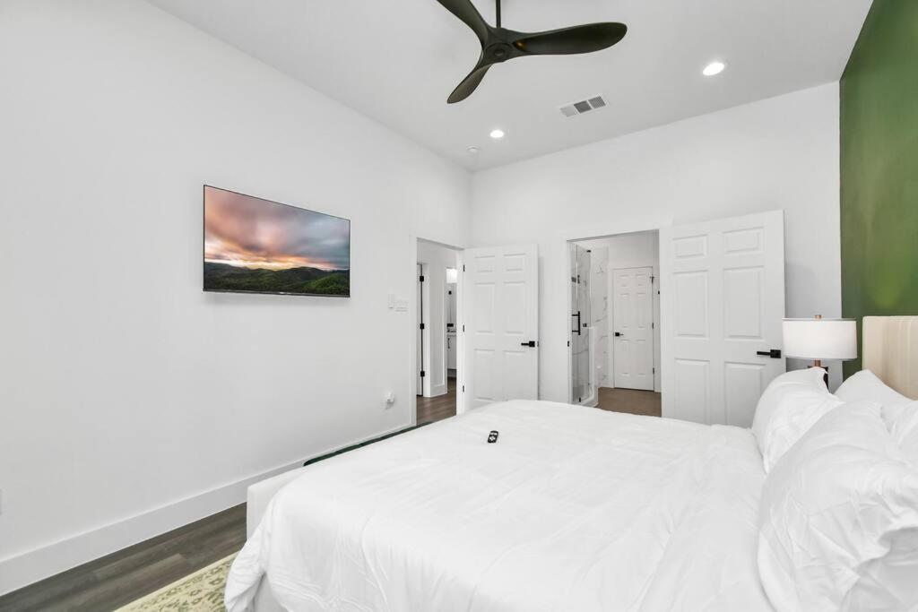NEW! Luxury Escape: 3BR Oasis view 5