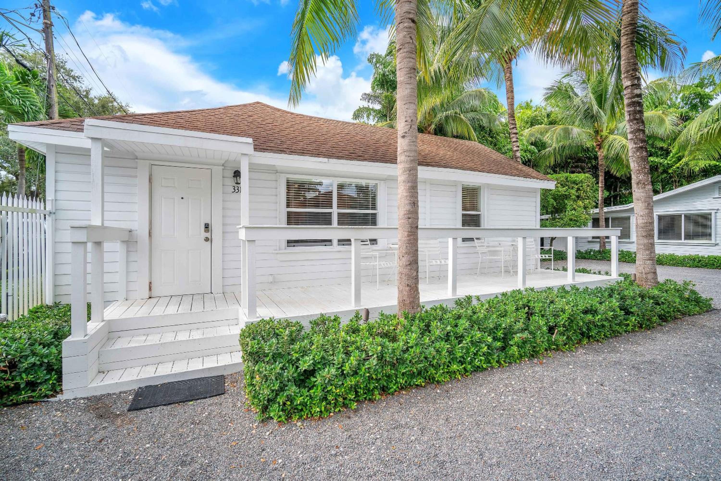 Grove Bay Bungalow - 2/2 Gated Cottage-Walk to Bay