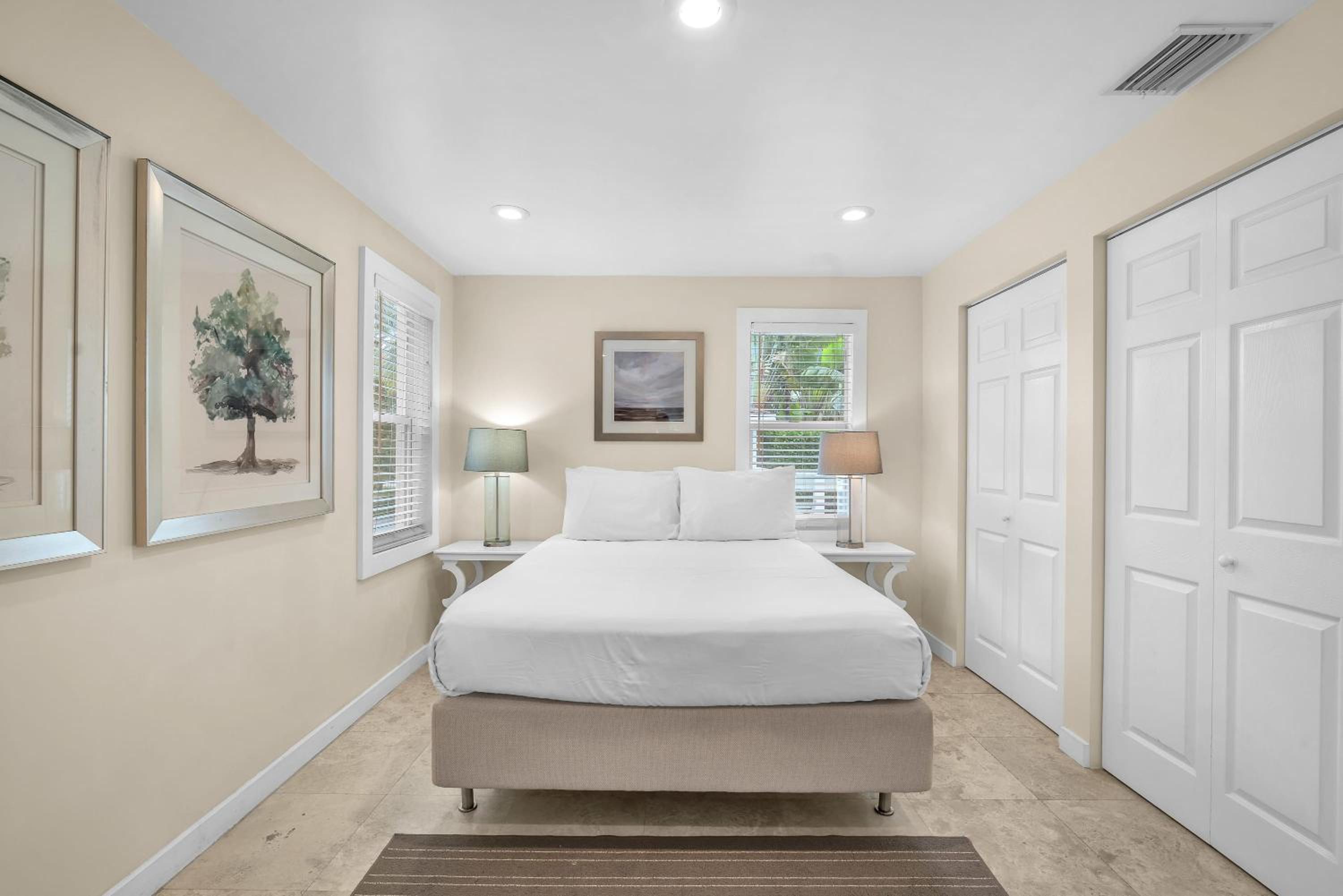 Grove Bay Bungalow - 2/2 Gated Cottage-Walk to Bay