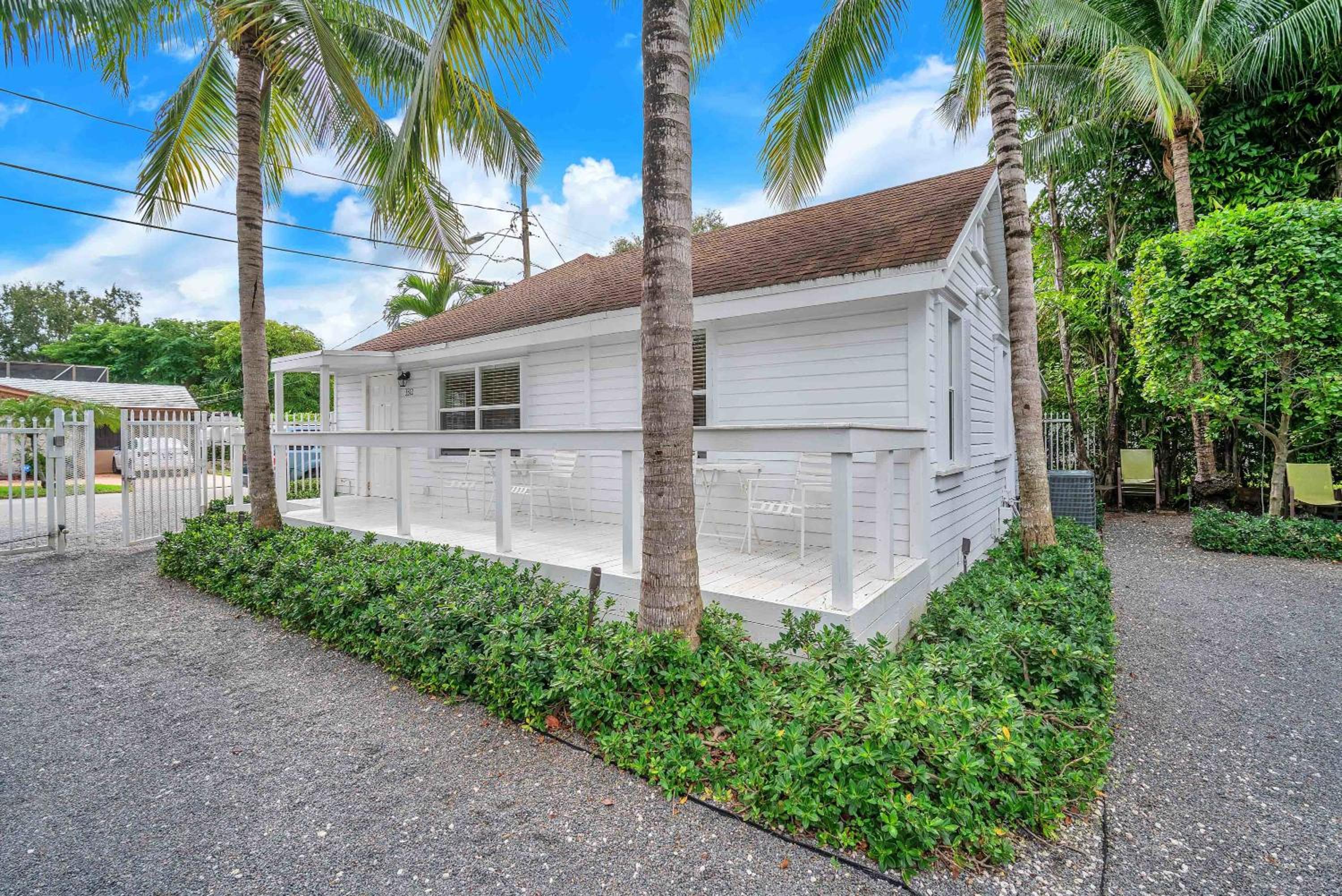 Grove Bay Bungalow - 2/2 Gated Cottage-Walk to Bay