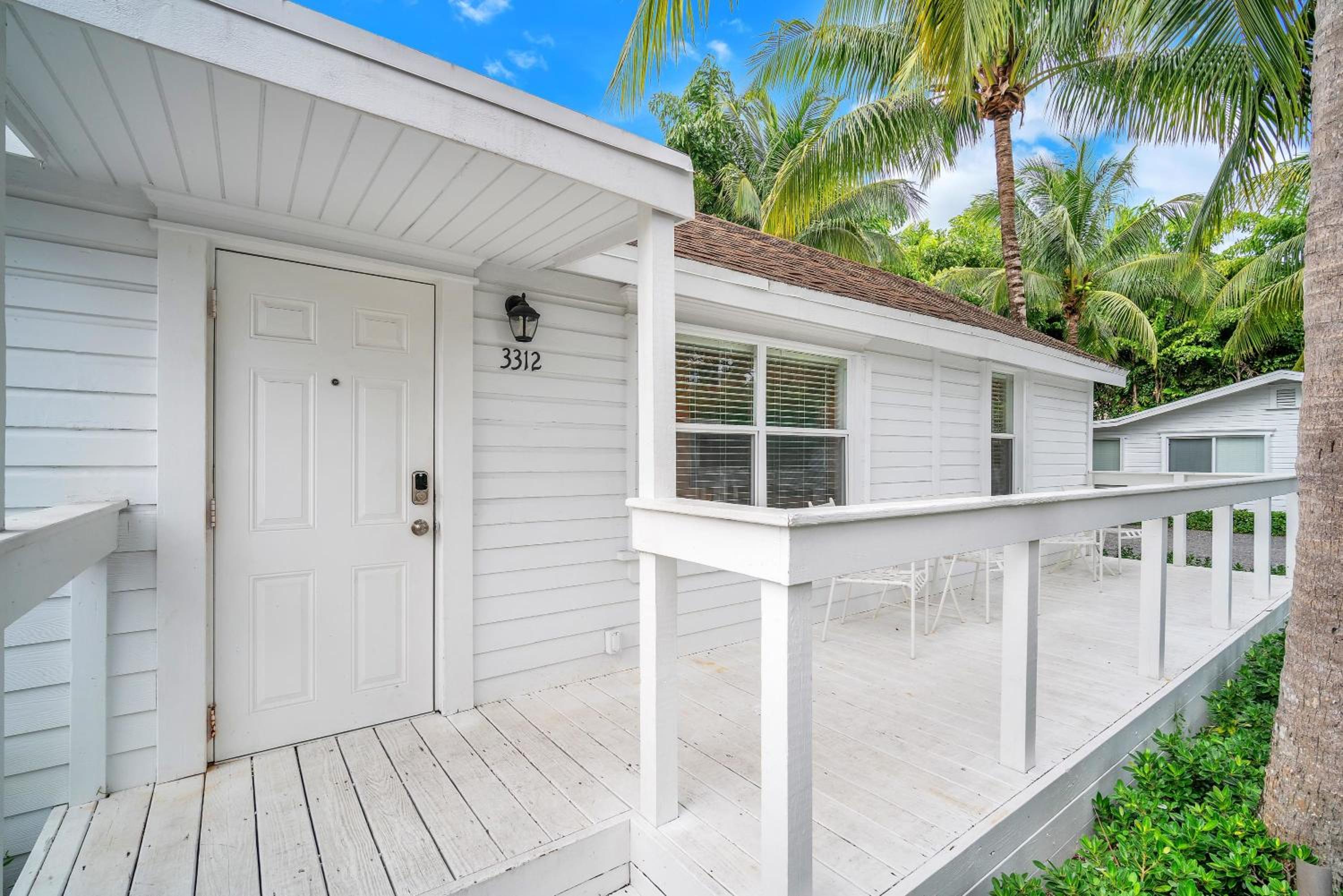 Grove Bay Bungalow - 2/2 Gated Cottage-Walk to Bay