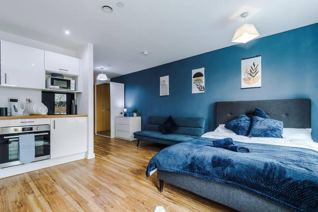 Stylish Media City Studio, Sleeps 3, Darts Board, Smart TV, Long Term Disc view 5