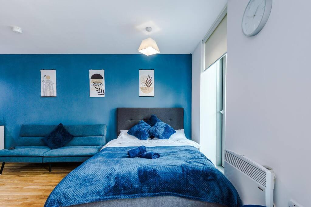 Stylish Media City Studio, Sleeps 3, Darts Board, Smart TV, Long Term Disc view 2