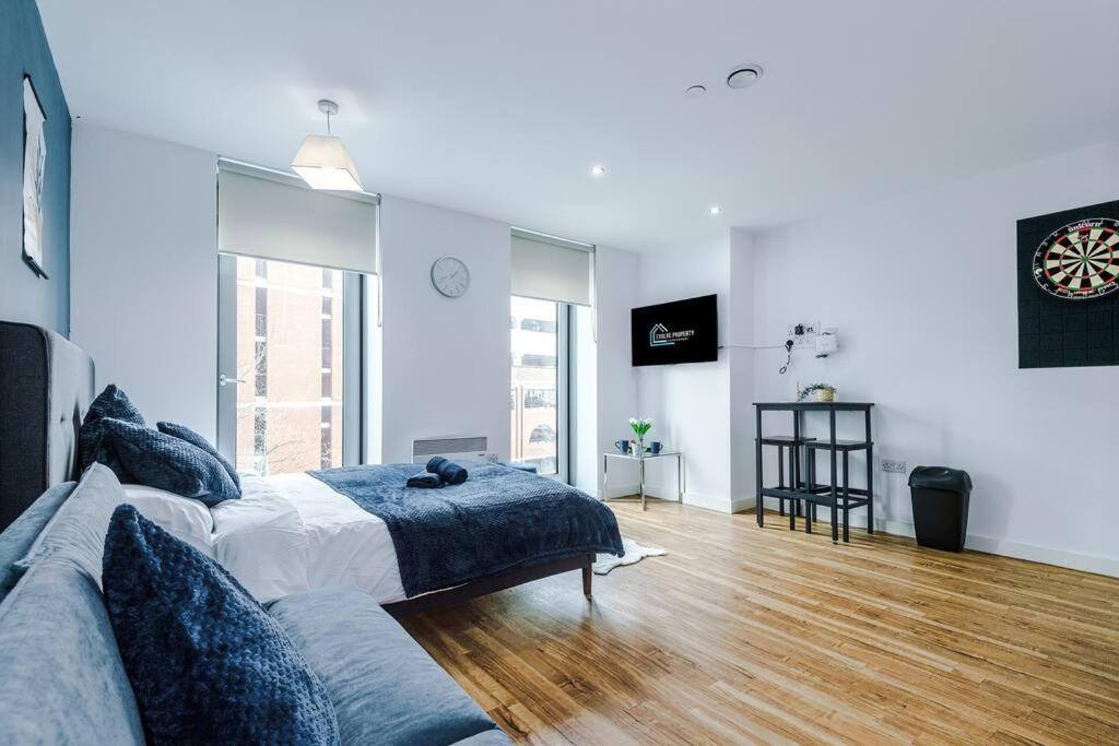 Stylish Media City Studio, Sleeps 3, Darts Board, Smart TV, Long Term Disc view 4