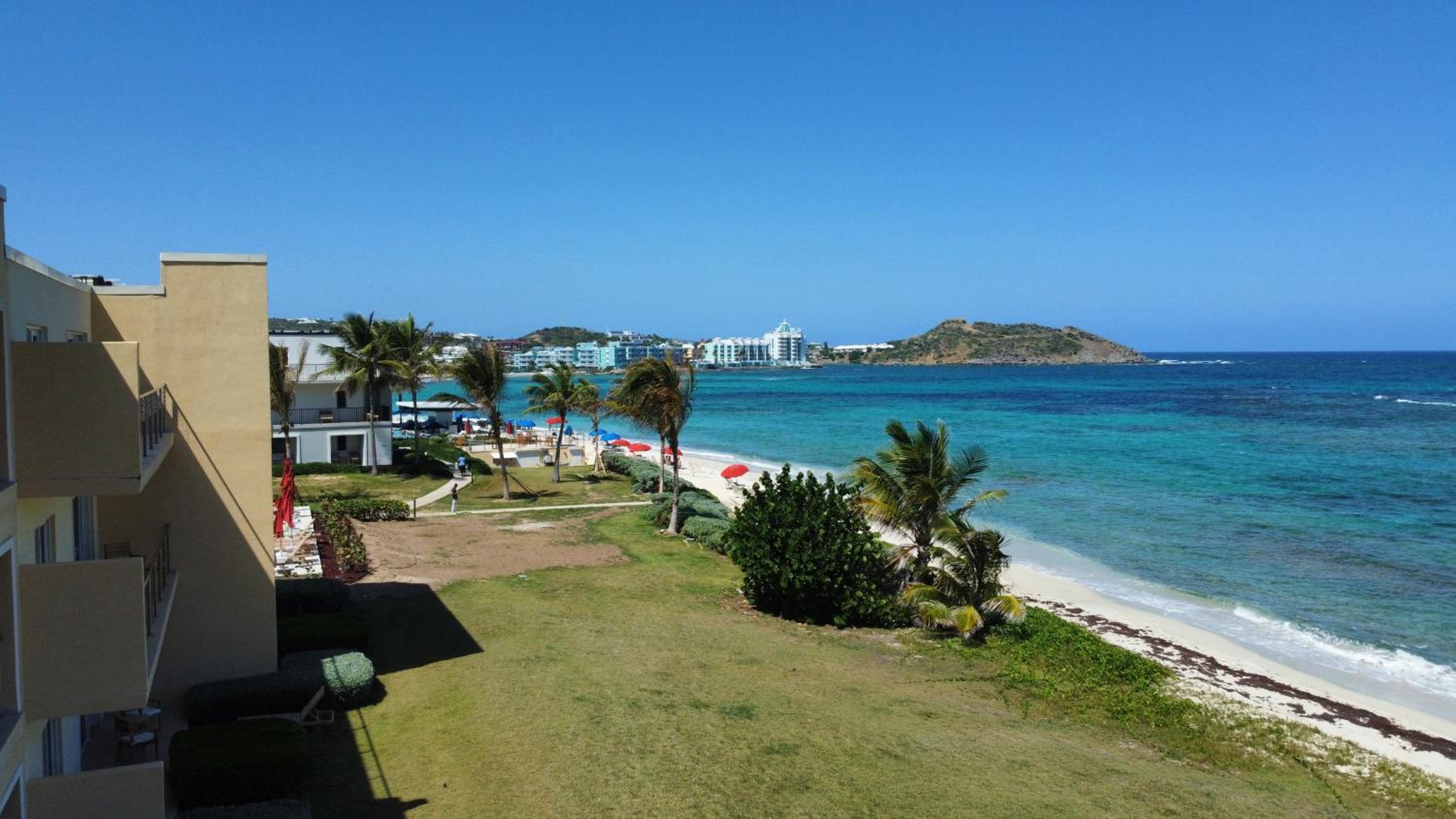 Suite with private beach view 2