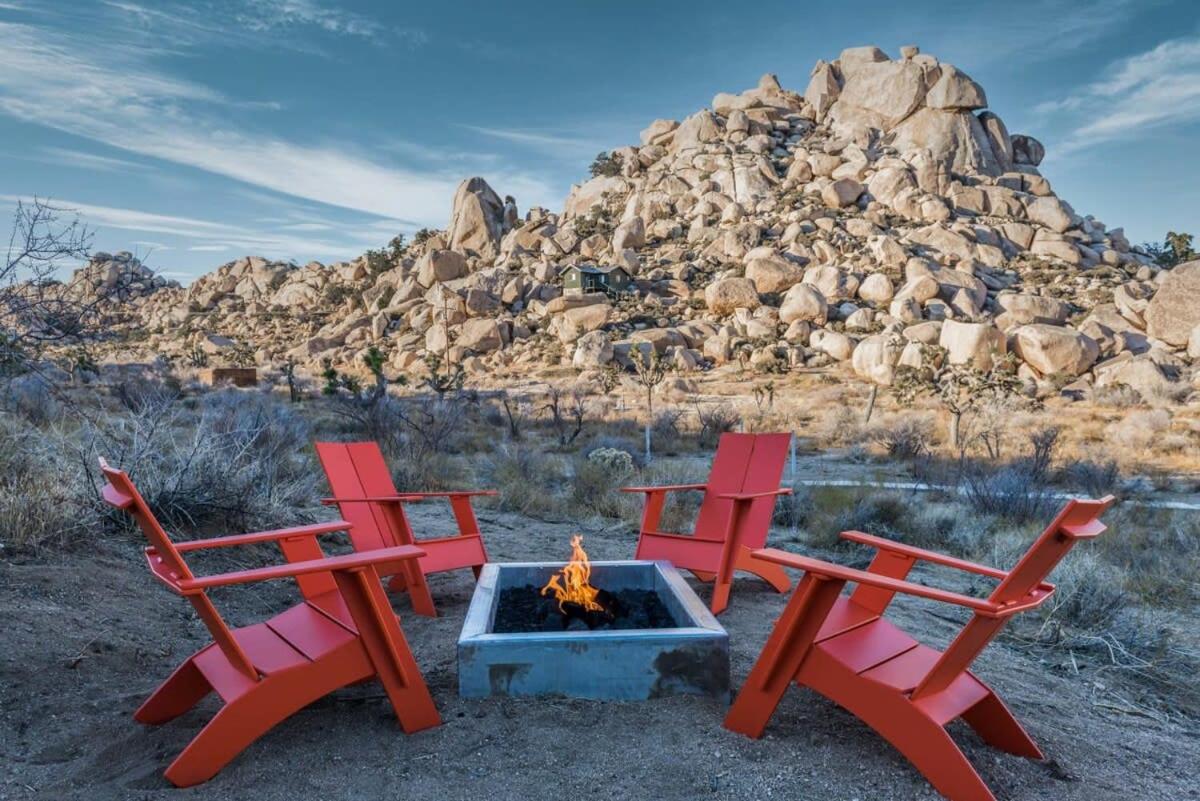 Hi-Desert Fade- Surrounded by Boulders w Cold Tub view 3