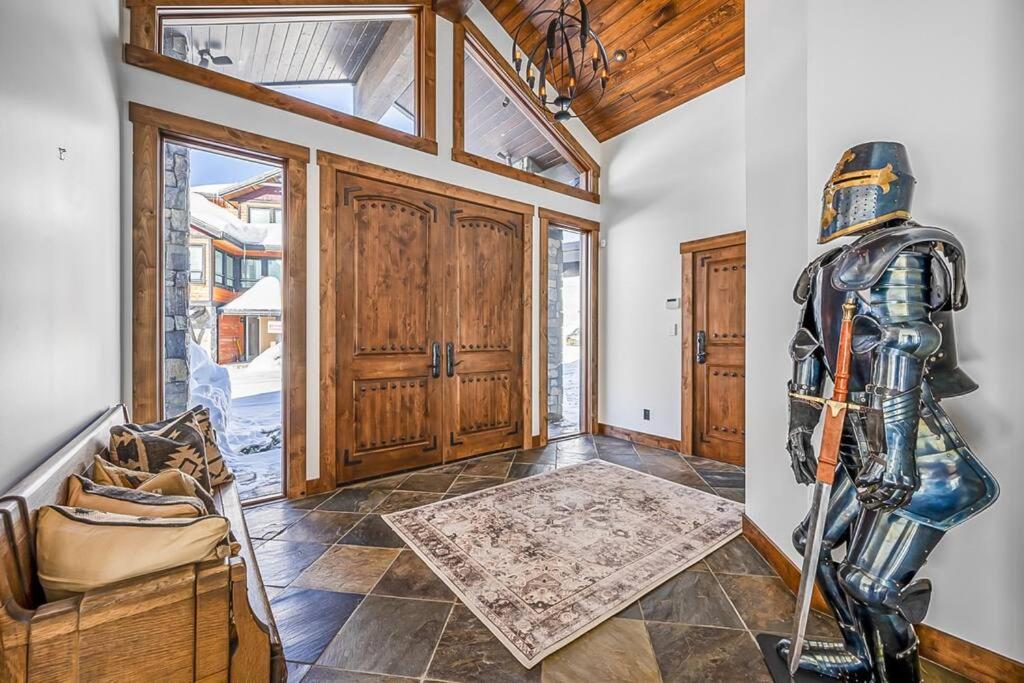 Inuksuk Lodge - 4800 sq ft of Big White Excellence!
