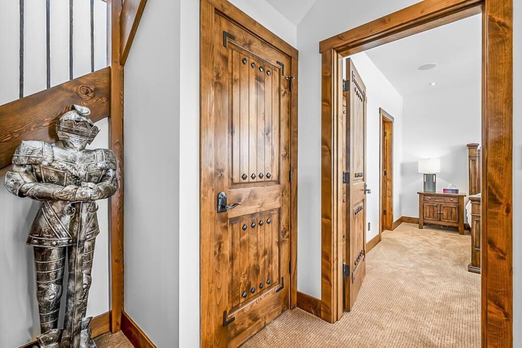 Inuksuk Lodge - 4800 sq ft of Big White Excellence!