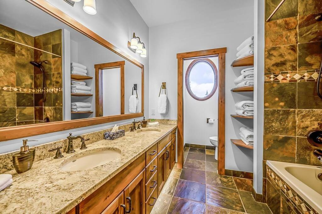 Inuksuk Lodge - 4800 sq ft of Big White Excellence!