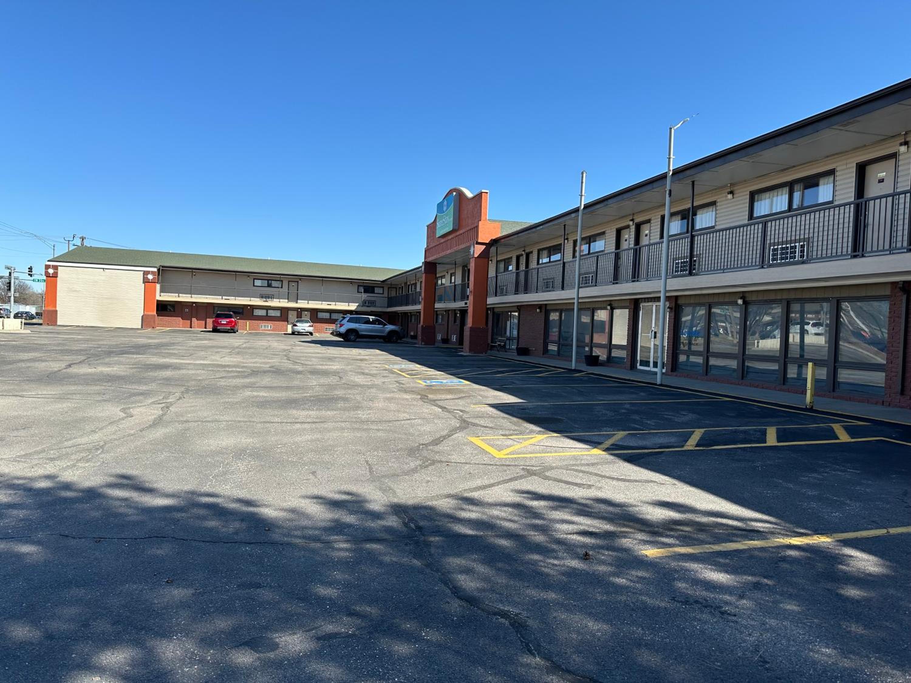 Hotel SurestayLincoln inn - Image 1