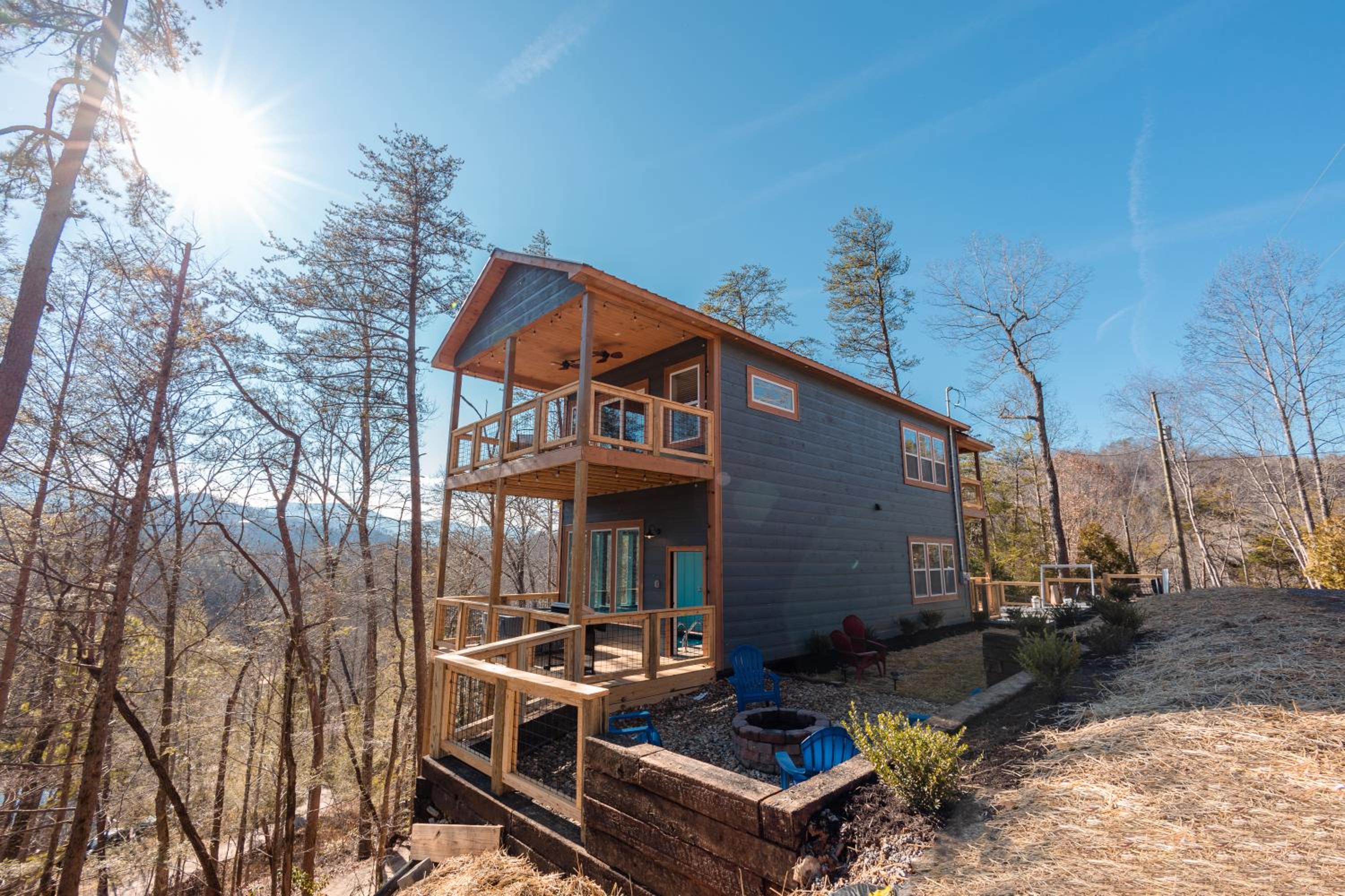 Romantic Cabin Retreat By Ghosal Luxury Lodging view 5