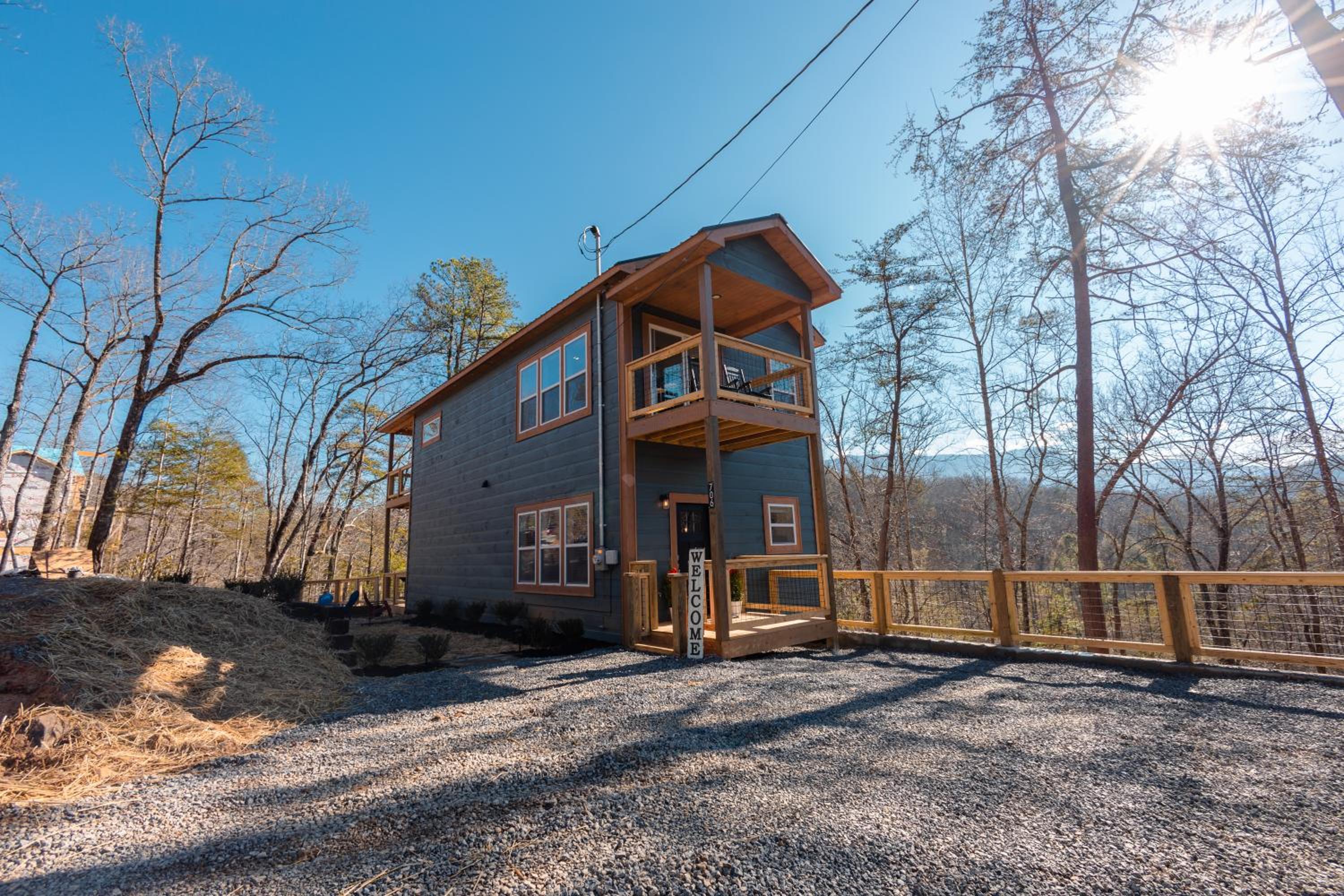 Romantic Cabin Retreat By Ghosal Luxury Lodging in Gatlinburg, US