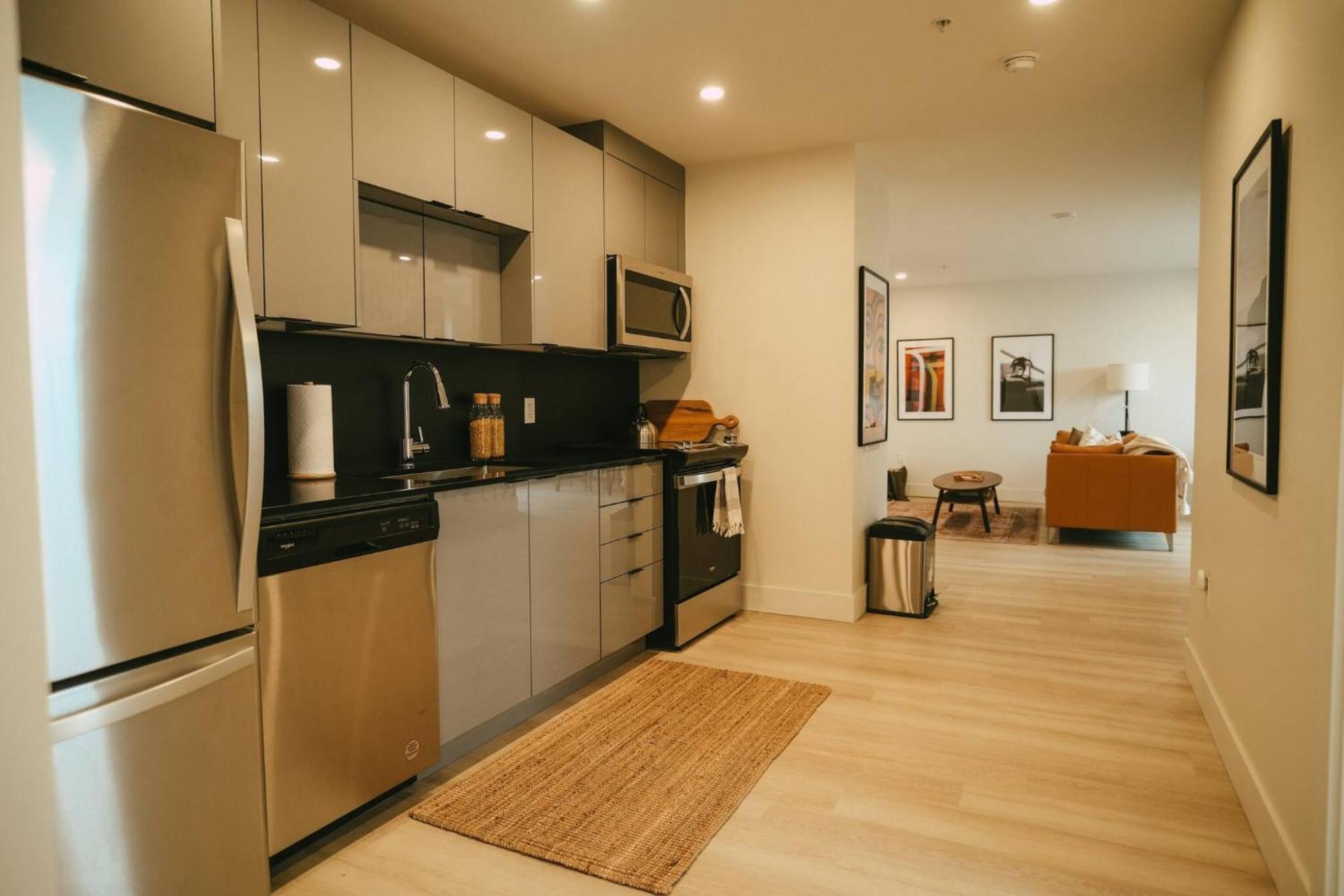 Chic Cozy Retreat - 2BR - Stunning North End Views