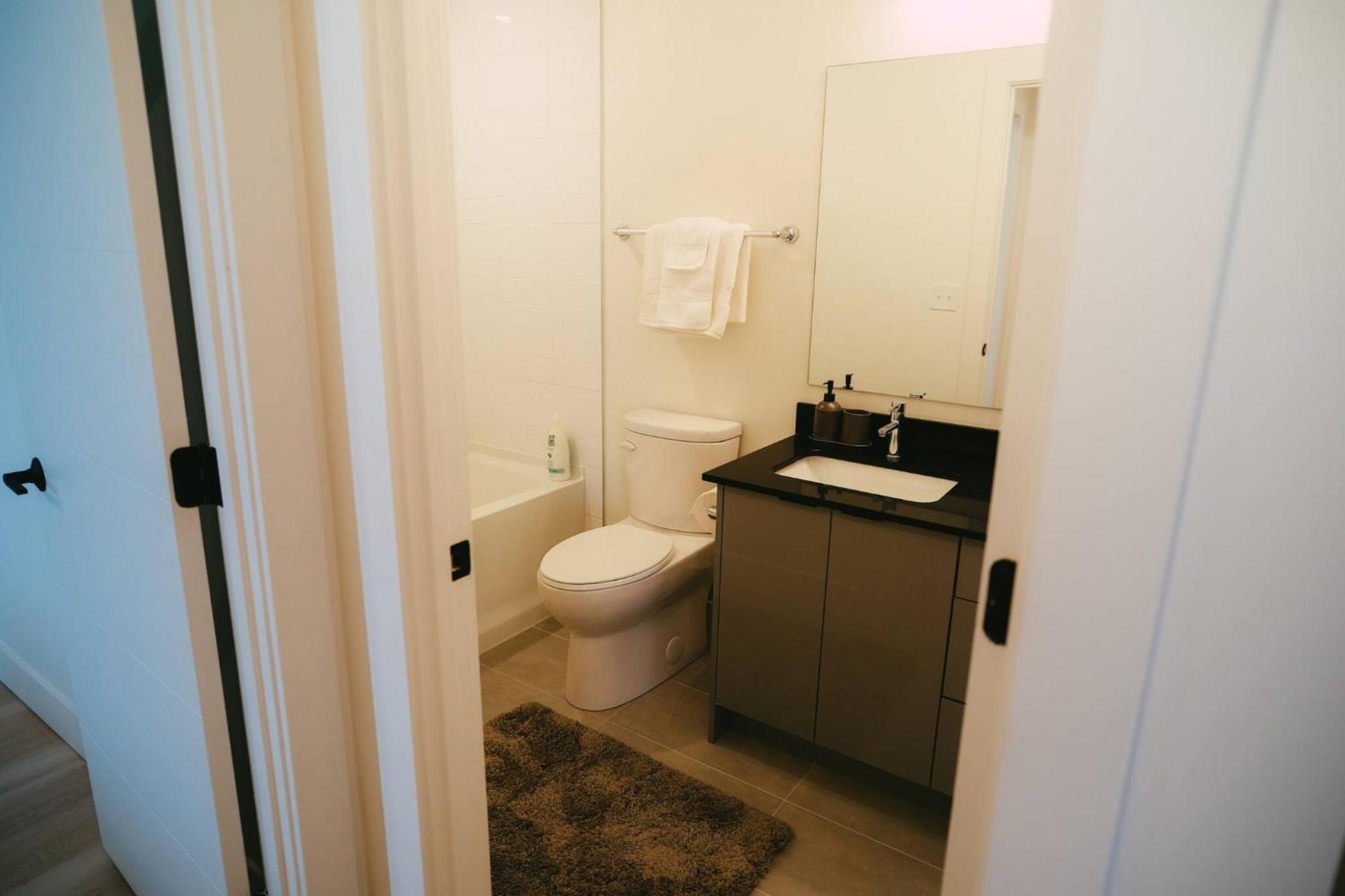 Chic Cozy Retreat - 2BR - Stunning North End Views