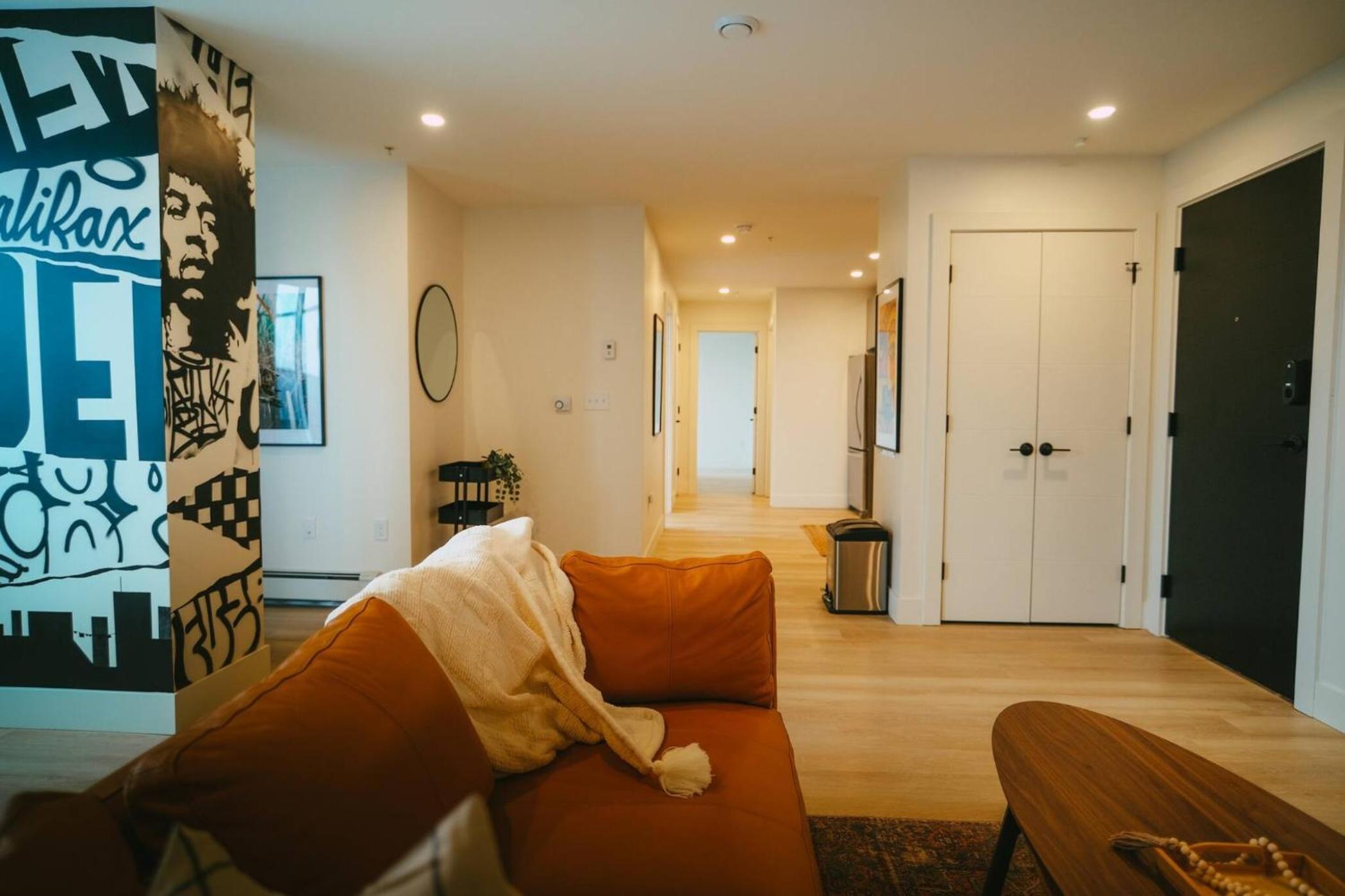 Chic Cozy Retreat - 2BR - Stunning North End Views