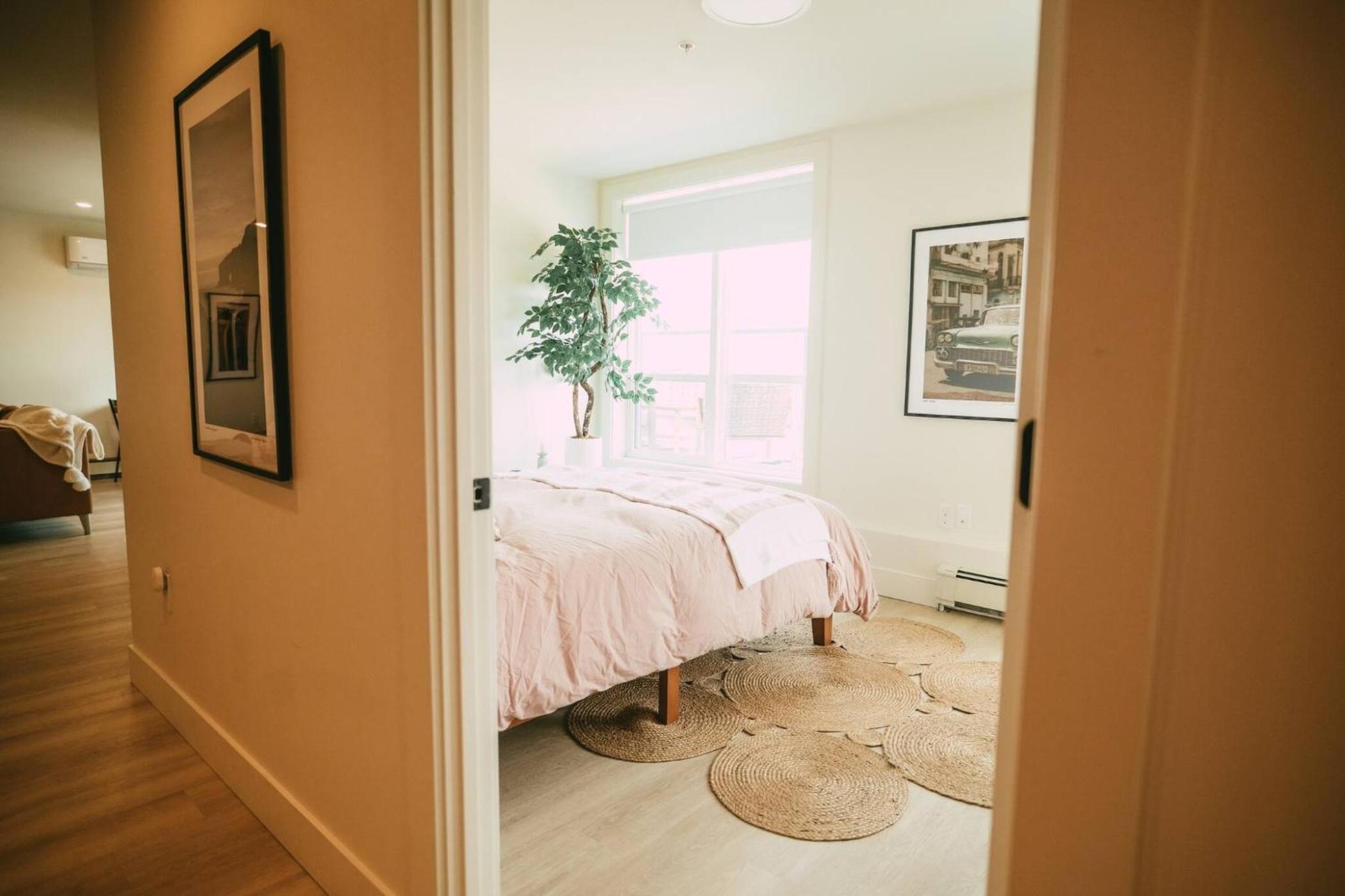 Chic Cozy Retreat - 2BR - Stunning North End Views