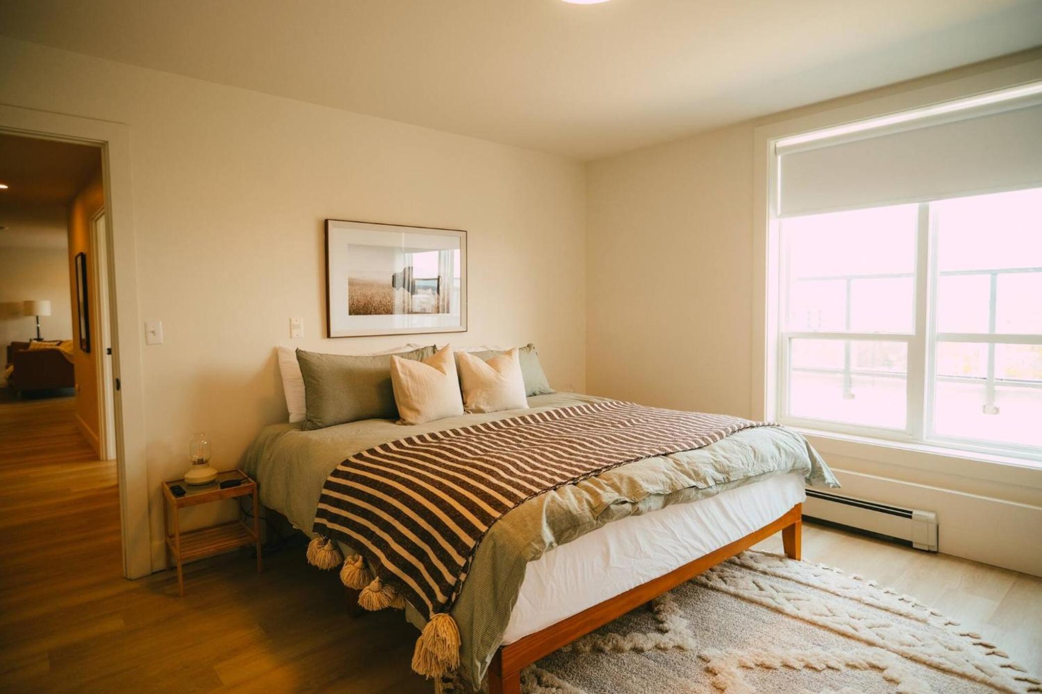 Chic Cozy Retreat - 2BR - Stunning North End Views