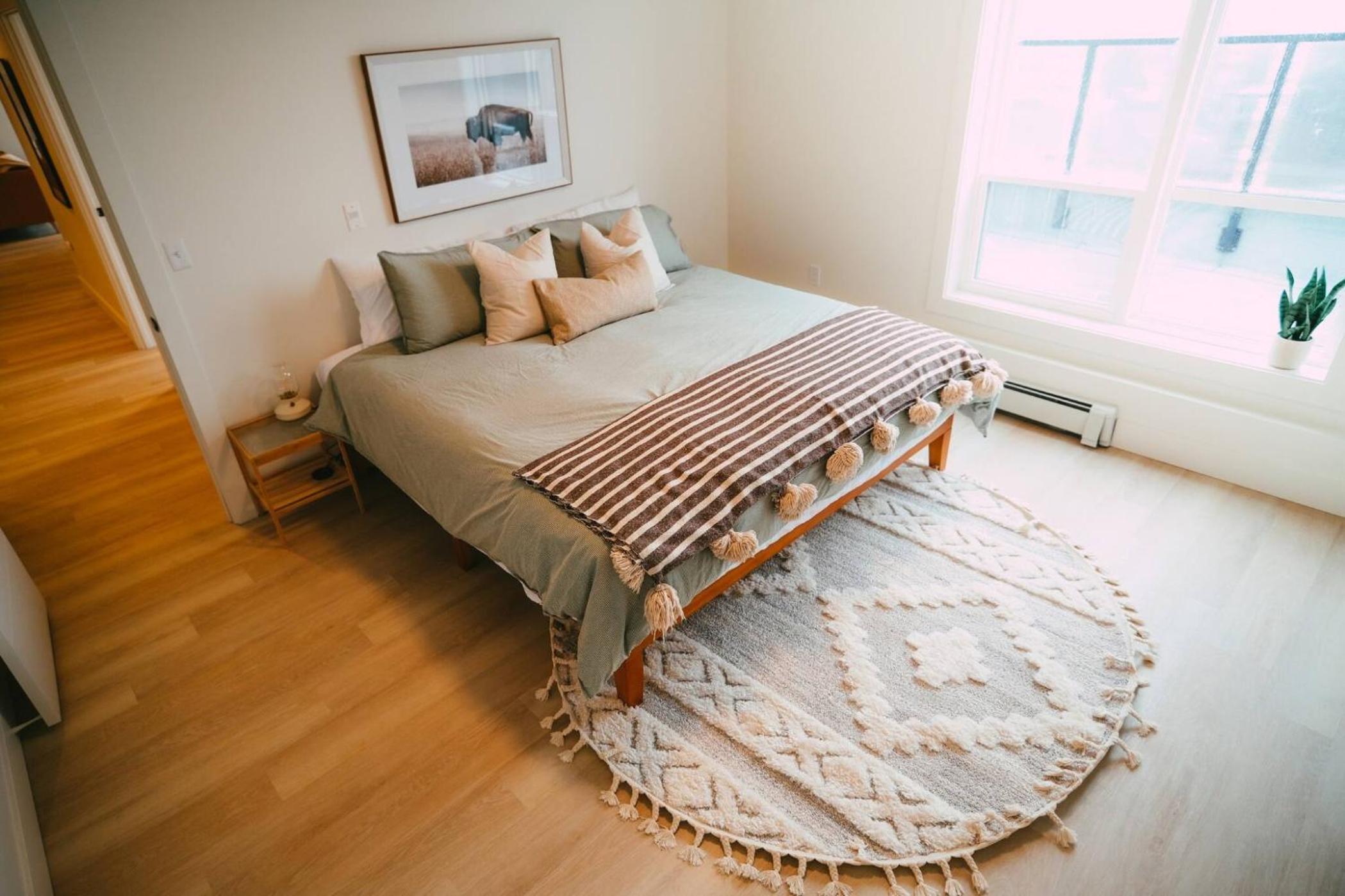 Chic Cozy Retreat - 2BR - Stunning North End Views