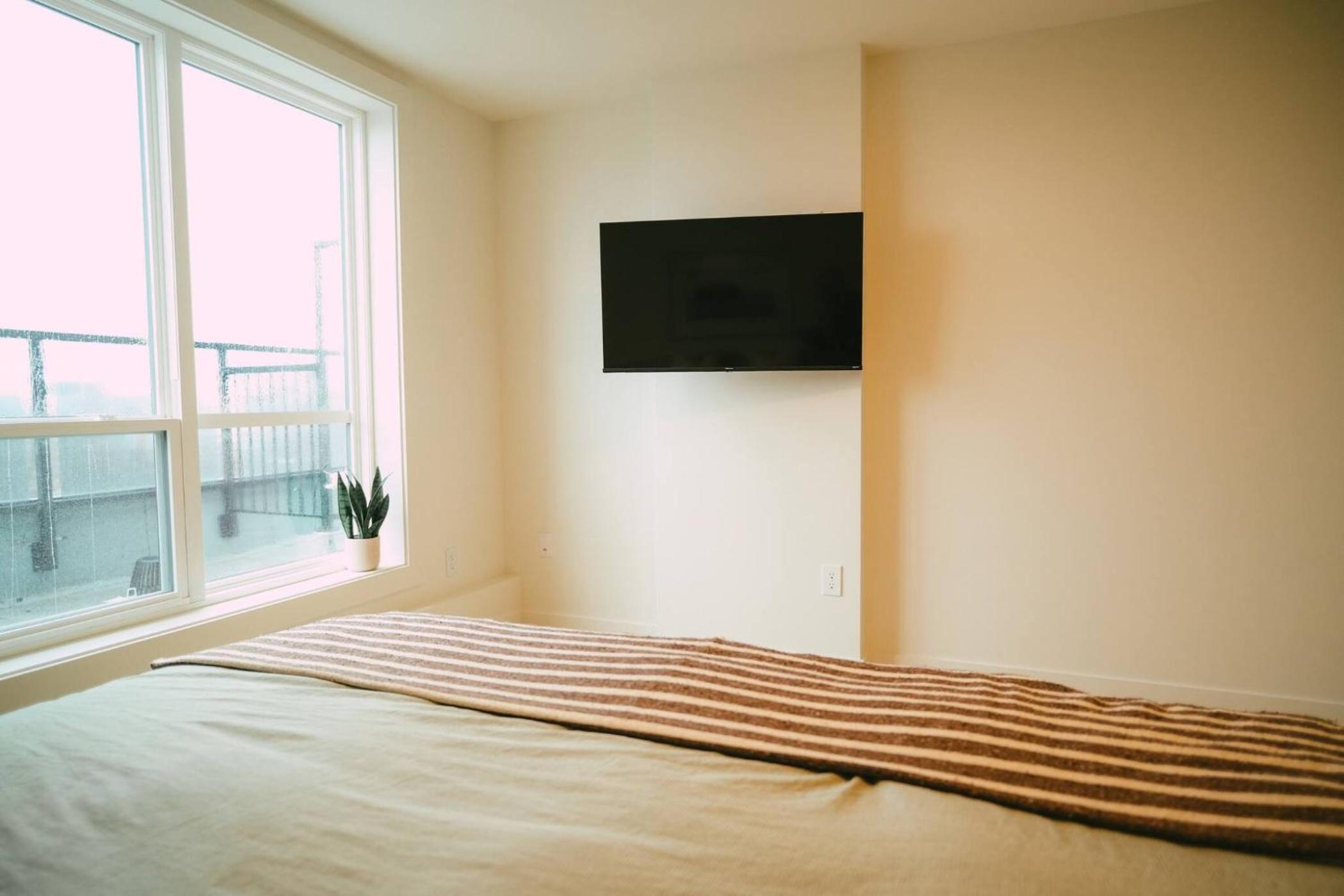 Chic Cozy Retreat - 2BR - Stunning North End Views