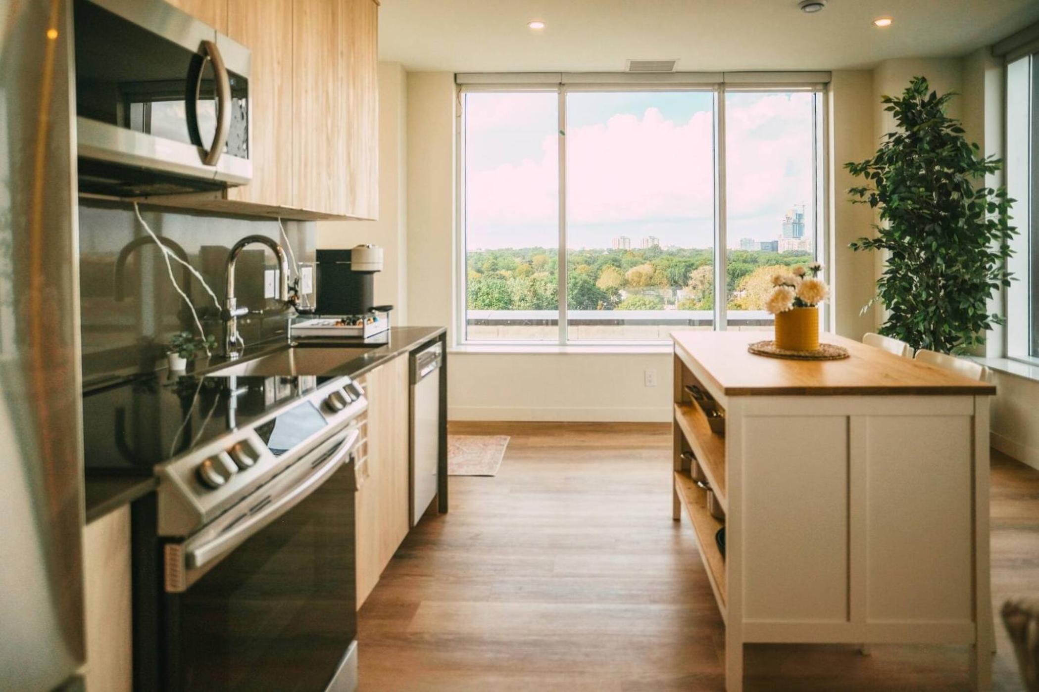 Luxury 1BR Penthouse Apt In Central Halifax