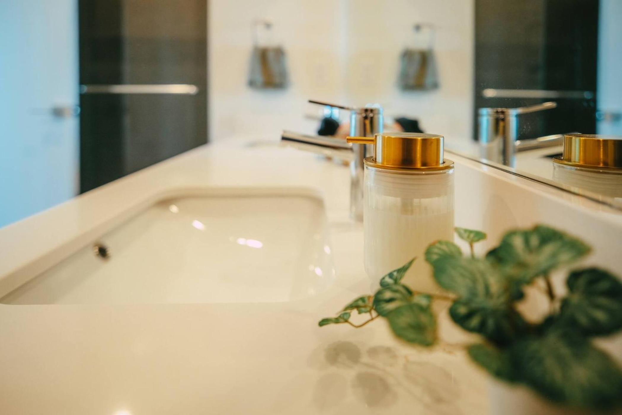 Luxury 1BR Penthouse Apt In Central Halifax
