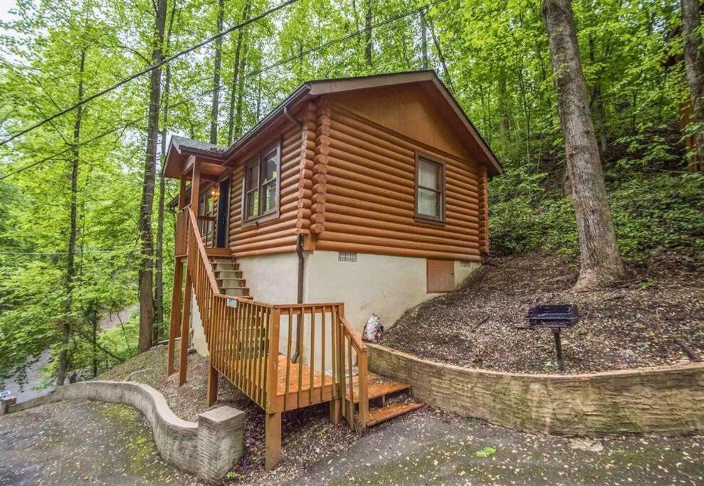 Deer View, Hot Tub, Private Cabin, Close to Everything view 2