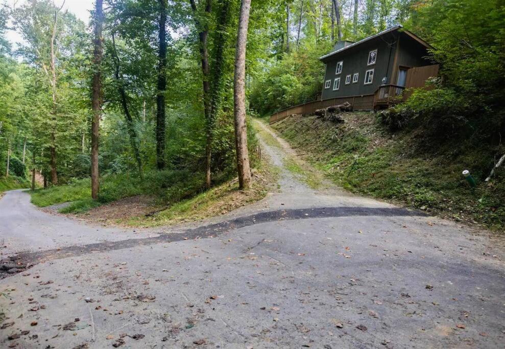 Secluded Nature Views, Hot Tub, WiFi, King Bed, Firepit