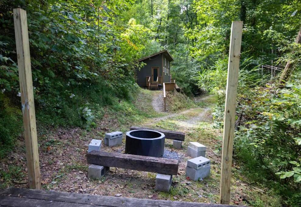 Secluded Nature Views, Hot Tub, WiFi, King Bed, Firepit
