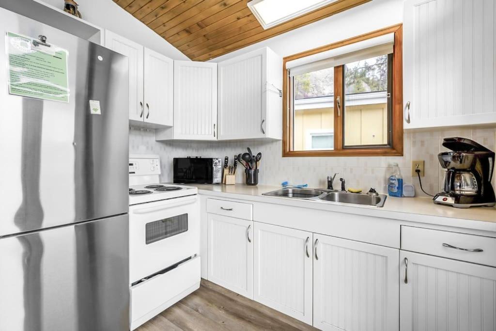 Cozy Cottage by the Lakeshore #4