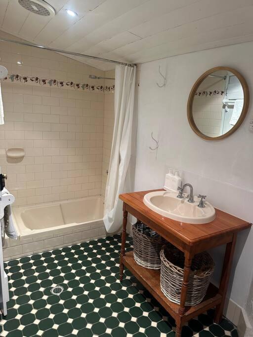 Ulva Cottage - Historical BnB