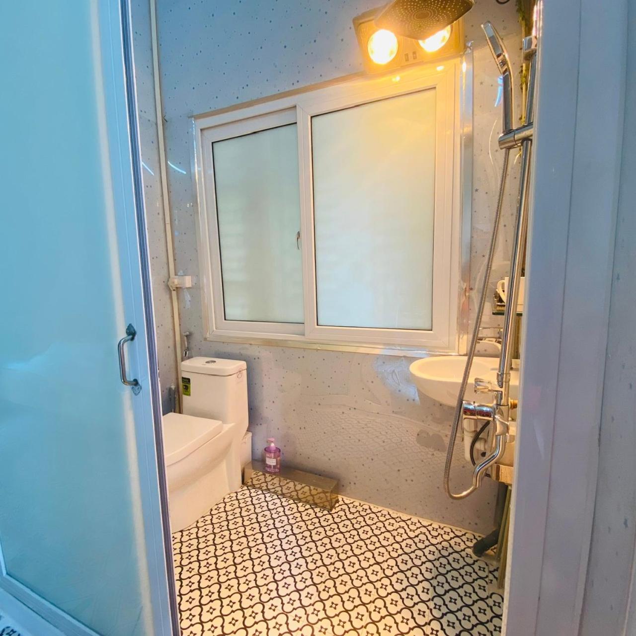Cozy Homestay with Large bed, private bathroom, large Balcony