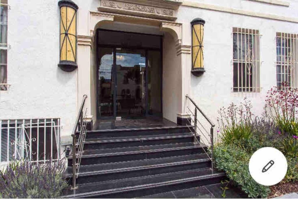 Stylish Apartment in Koreatown! Central Location!!