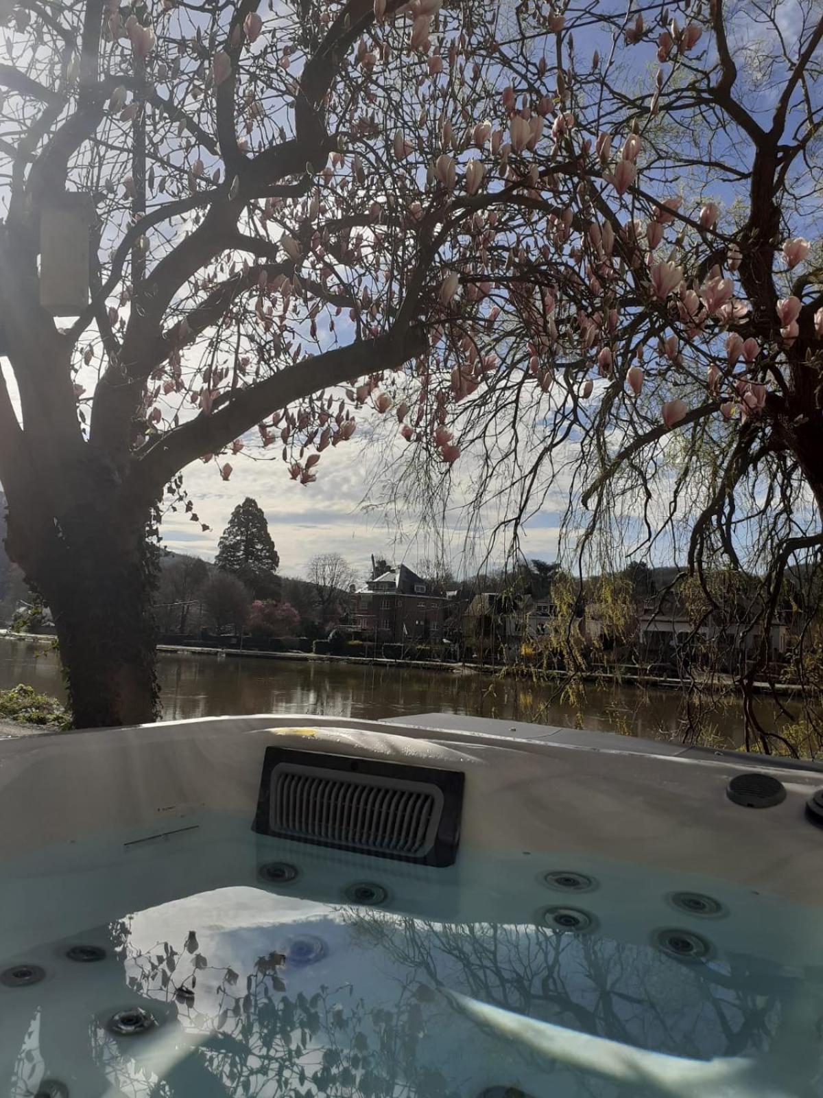 Pieds dans l'eau Private Wellness Bordure de Meuse