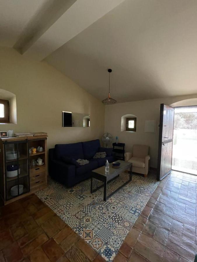 Casita rural entre olivos