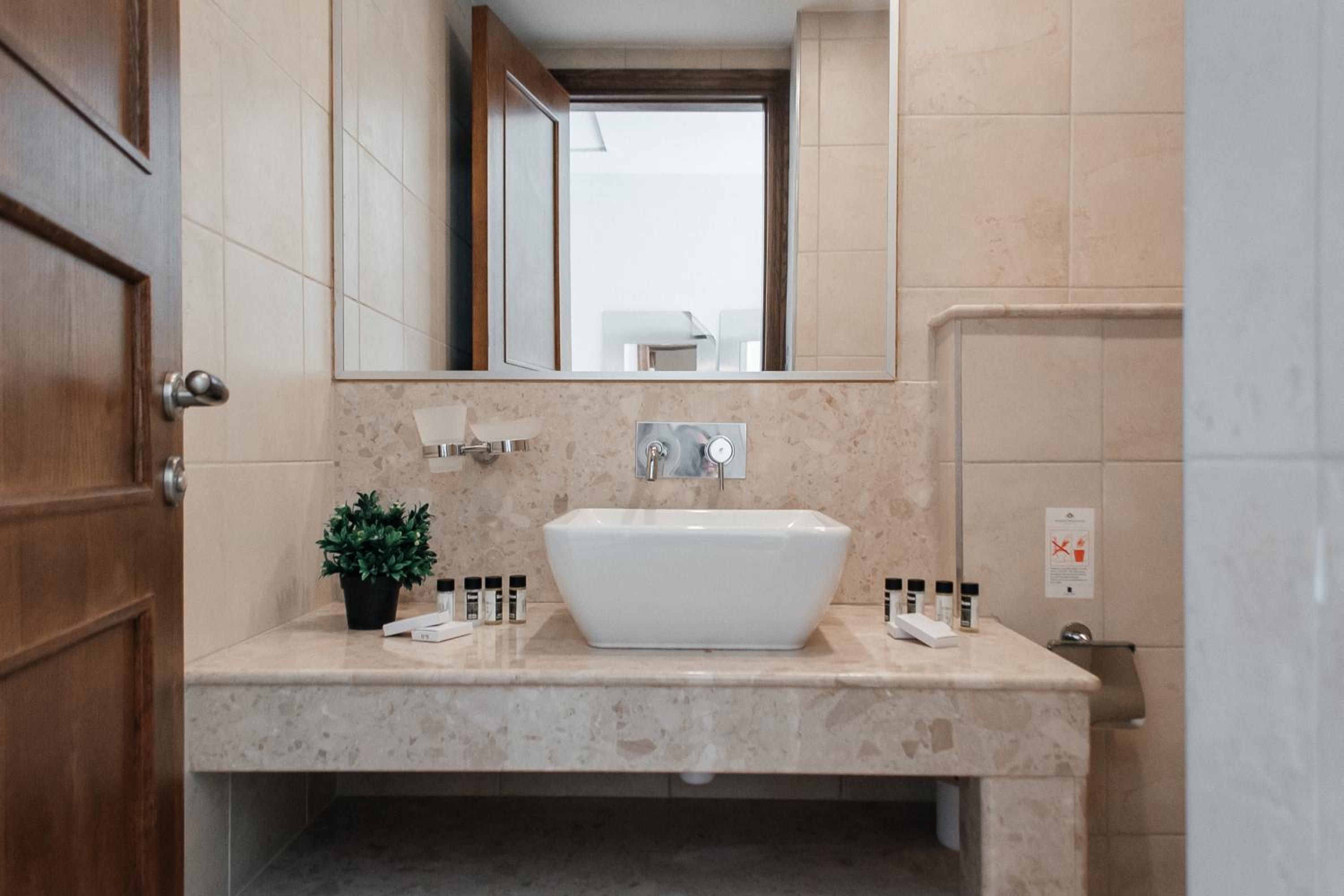 Luxury Pool View Flat L12